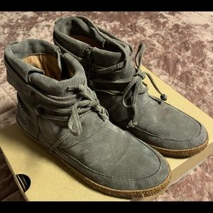 EUC UGG Reid moccasin boots